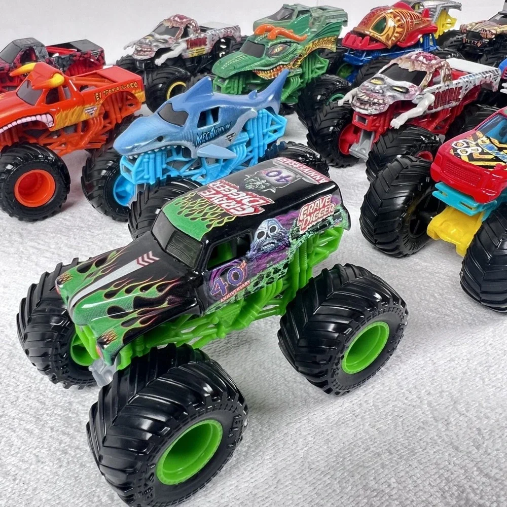 Monster Jam Pit Party Go Carry Case Rolling Handle Complete Set w 15 Trucks